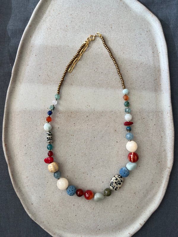Collar asimétrico piedras azul, coral y dálmata — 42 cm