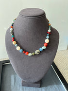 Collar asimétrico piedras azul, coral y dálmata — 42 cm
