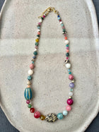 Collar asimétrico multicolor con cerámica floreada — 40 cm