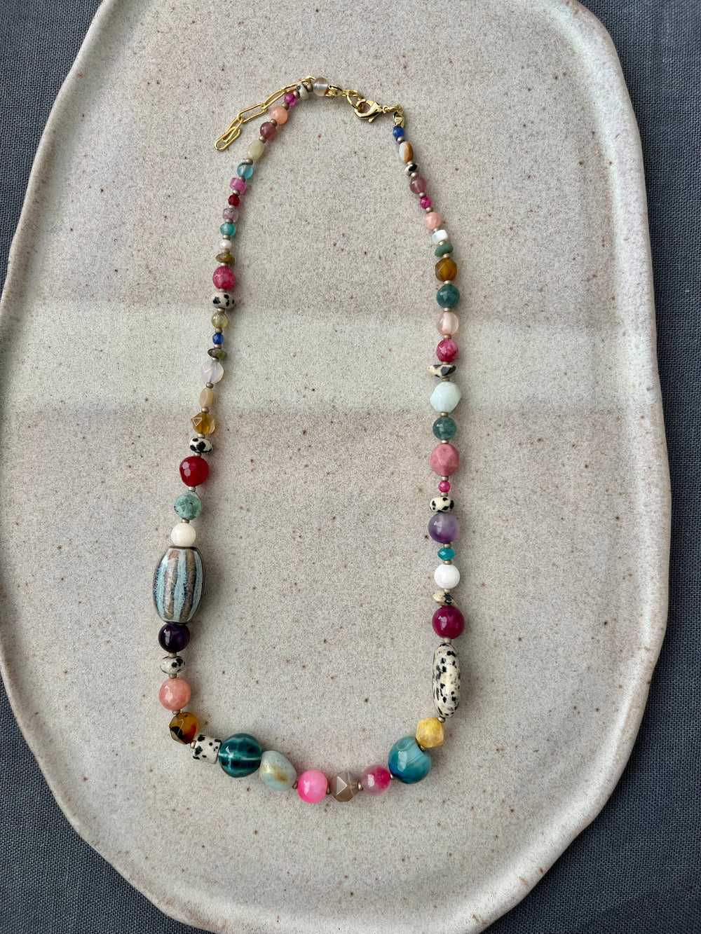 Collar asimétrico multicolor con dije ovalado — 44 cm