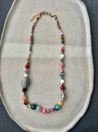 Collar asimétrico multicolor con dije ovalado — 44 cm