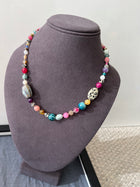 Collar asimétrico multicolor con dije ovalado — 44 cm