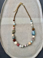 Collar asimétrico piedras azul, crema y dálmata — 40 cm