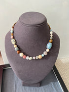 Collar asimétrico piedras azul, crema y dálmata — 40 cm