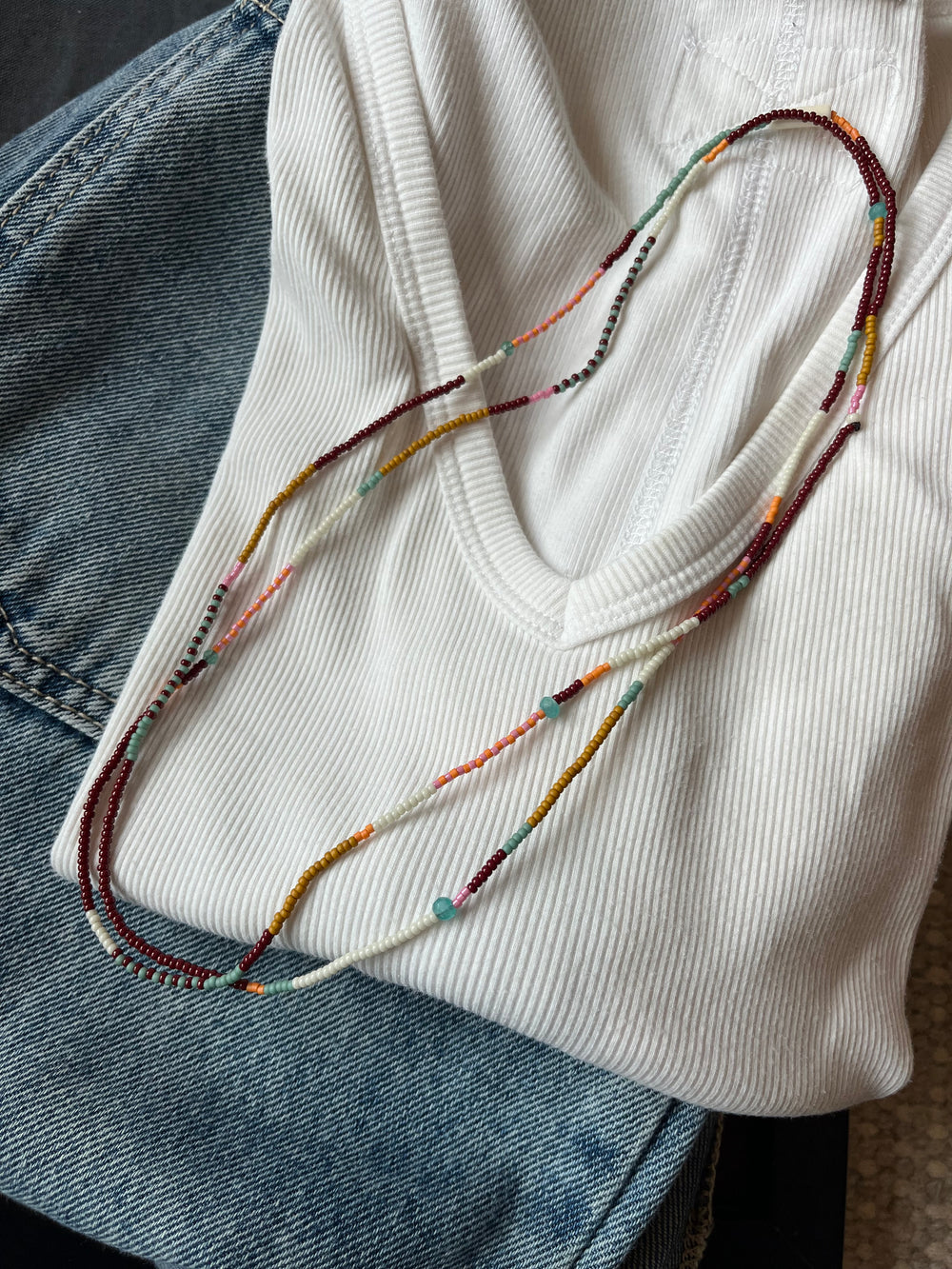 Collar veraniego largo de mostacillas — burgundy, mostaza y turquesa — 108cm