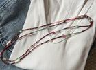 Collar veraniego largo de mostacillas burgundy con piedras jade y rosa — 108cm