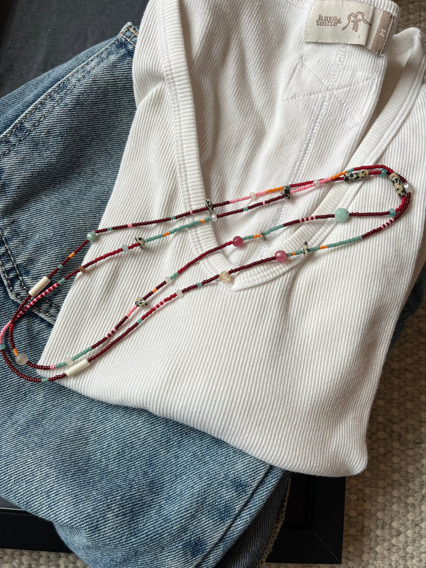 Collar veraniego largo de mostacillas burgundy con piedras jade y rosa — 108cm