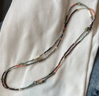 Collar veraniego largo de mostacillas gris/plata con coral y verde — 108cm