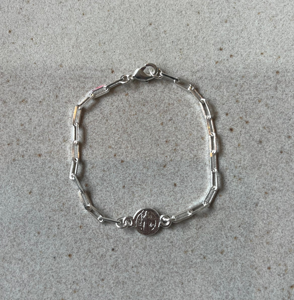 Pulsera de niña cadena cartier con conector San Benito. Bronce enchapado en plata. 16cm (R16)