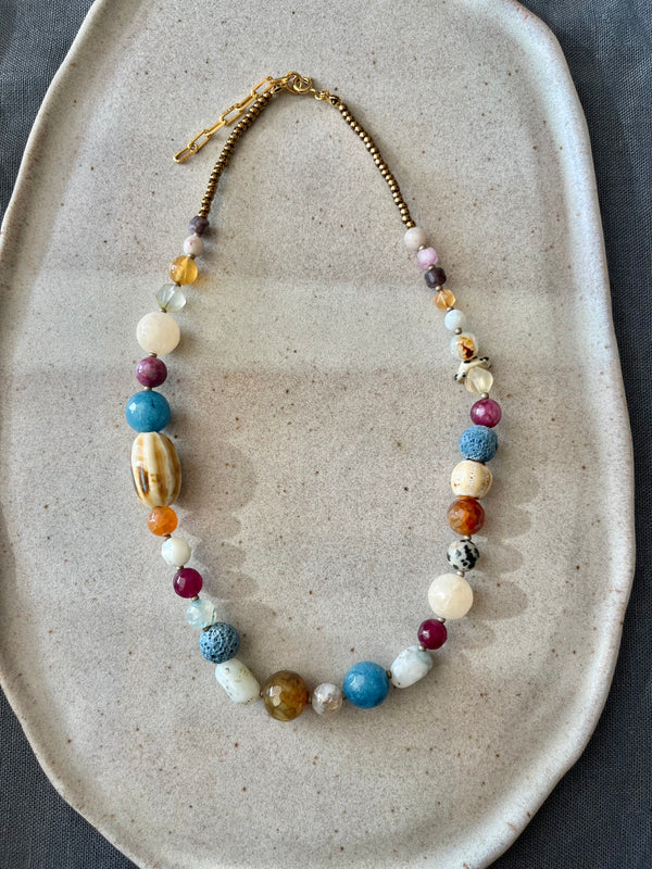 Collar asimétrico piedras azul petróleo y burdeo — 42 cm