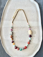 Collar asimétrico piedras crema, burdeo y coral — 41 cm