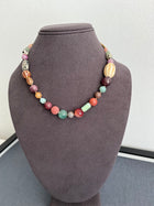 Collar asimétrico piedras crema, burdeo y coral — 41 cm