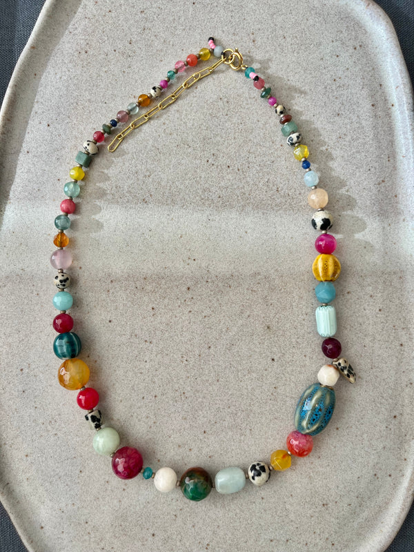 Collar asimétrico multicolor con cerámica estampada — 44 cm