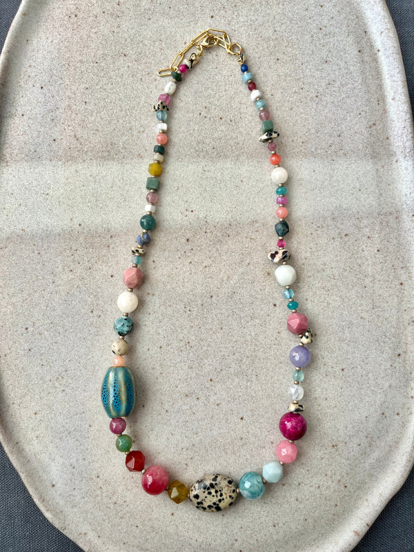 Collar asimétrico multicolor con cerámica floreada — 40 cm