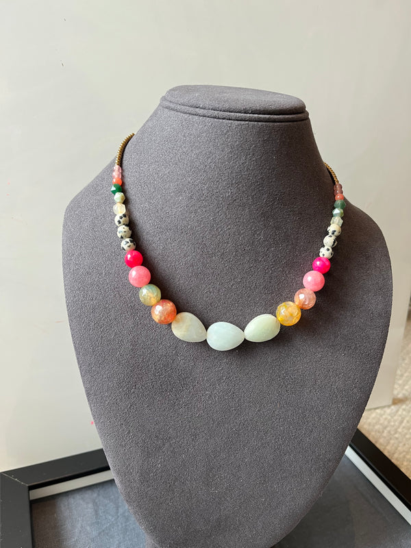 Collar artesanal de piedras multicolor con jade — ajustable