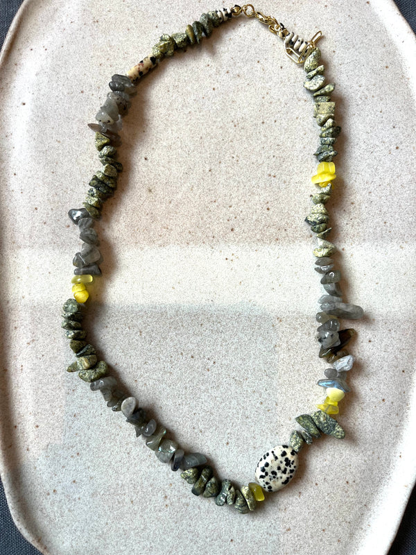 Collar artesanal chips de labradorita y serpentina, acentos amarillos — 45cm