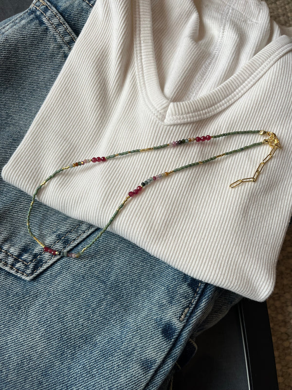 Collar de mostacillas combinado con piedras agata facetada y raíz de rubí. 38cm