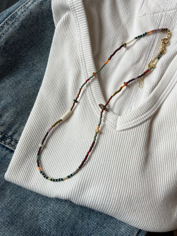 Collar veraniego de mostacillas asimétrico con piedras naturales. 41cm