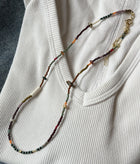 Collar veraniego de mostacillas asimétrico con piedras naturales. 41cm