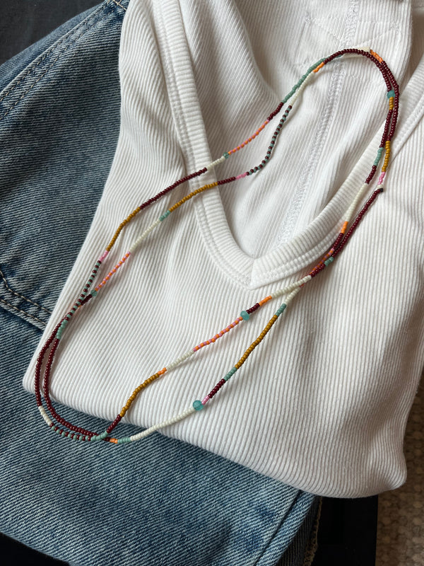 Collar veraniego largo de mostacillas — burgundy, mostaza y turquesa — 108cm