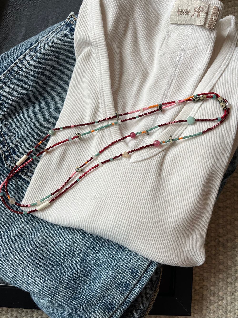 Collar veraniego largo de mostacillas burgundy con piedras jade y rosa — 108cm