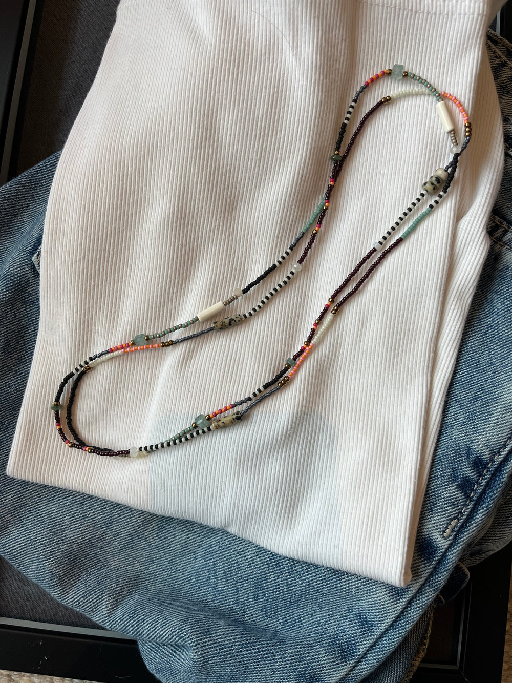 Collar veraniego largo de mostacillas gris/plata con coral y verde — 108cm
