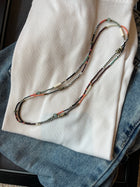 Collar veraniego largo de mostacillas gris/plata con coral y verde — 108cm