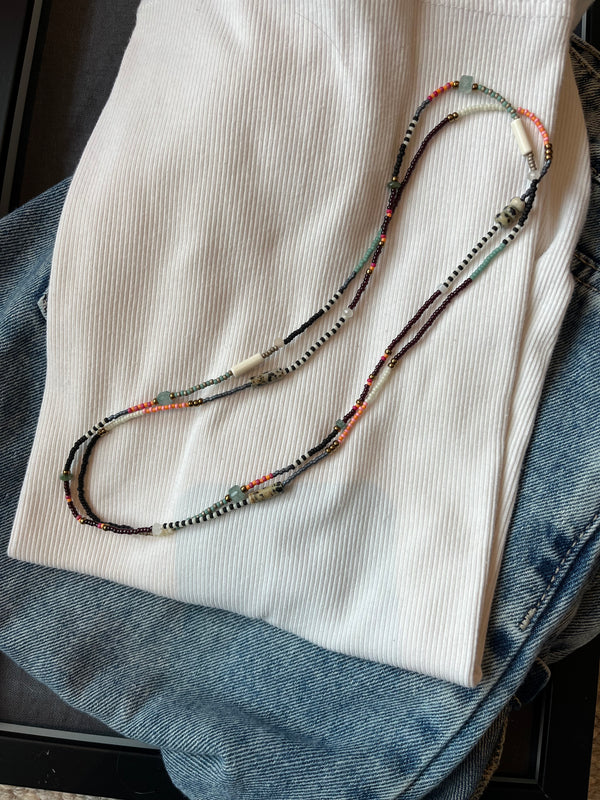 Collar veraniego largo de mostacillas gris/plata con coral y verde — 108cm