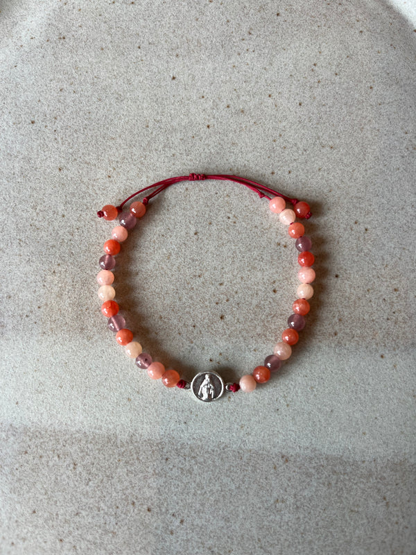 Pulsera de piedra ágata con medalla Virgen de los Rayos en bronce enchapada en plata.
