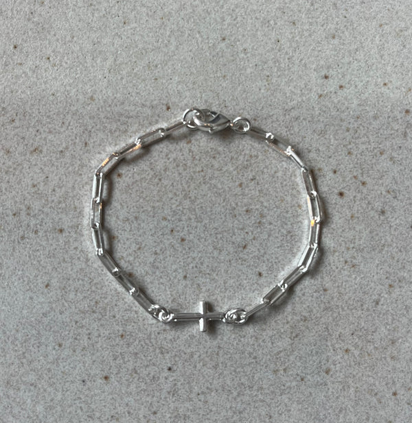 Pulsera de niña cadena cartier con conector de cruz. Bronce enchapado en plata. 16cm (R17)
