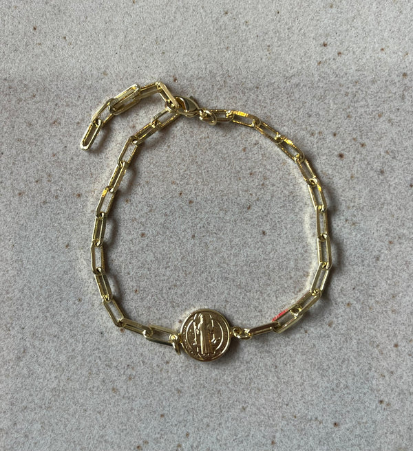 Pulsera de mujer cadena cartier con conector San Benito. Bronce enchapado en oro 18k. 21cm ajustable (R22)