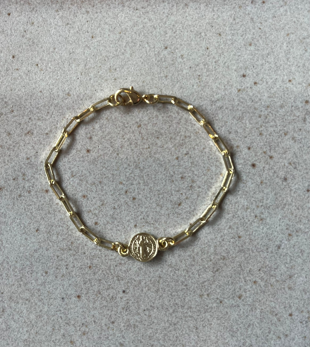 Pulsera de niña cadena cartier con conector San Benito. Bronce enchapado en oro 18k. 16cm (R27)