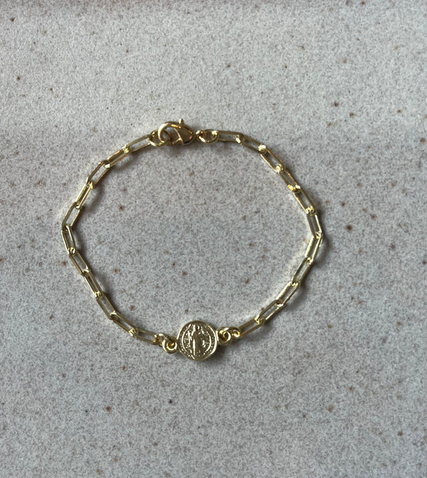 Pulsera de niña cadena cartier con conector San Benito. Bronce enchapado en oro 18k. 16cm (R27)