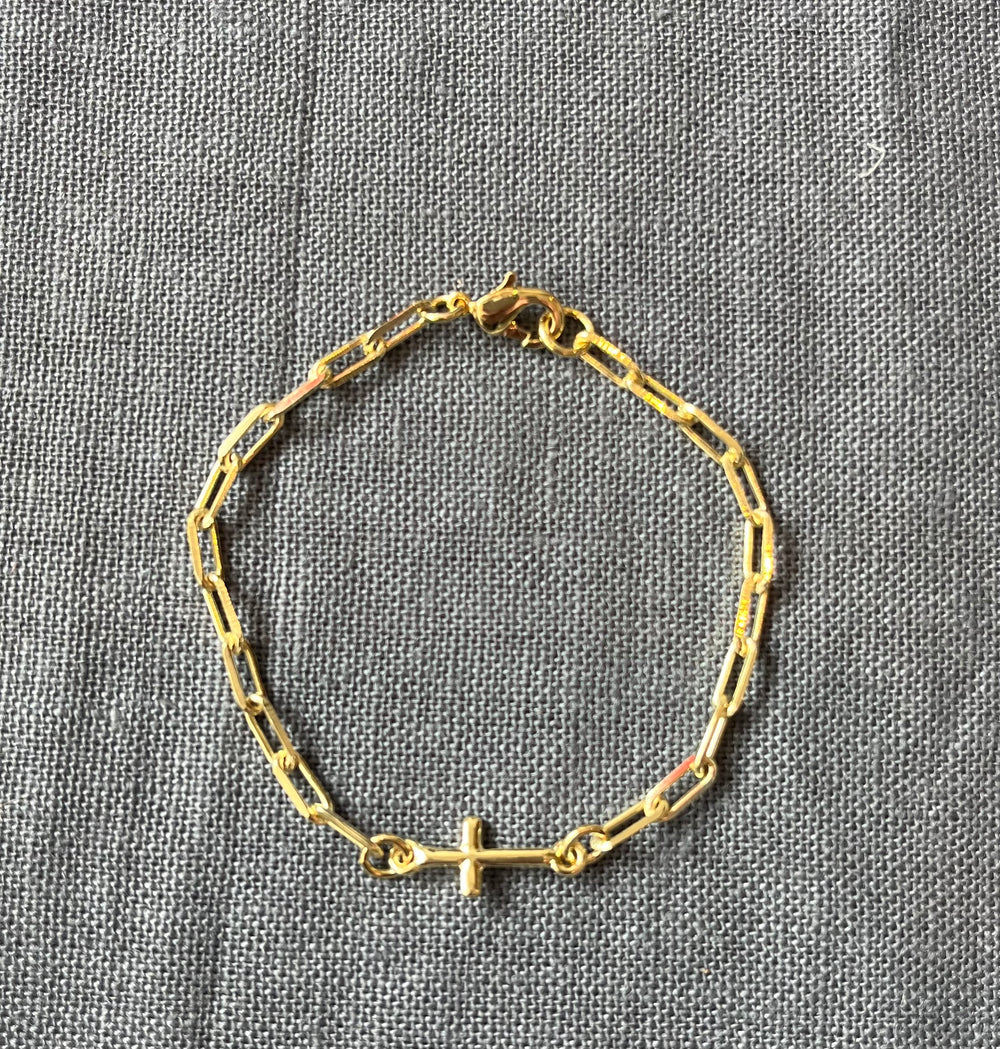 Pulsera de niña cadena cartier con conector de Cruz. Bronce enchapado en oro 18k. 16cm (R28)