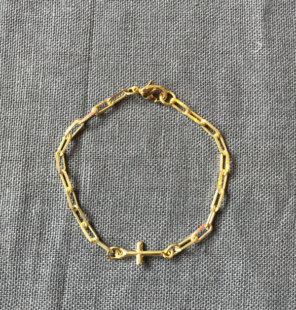 Pulsera de niña cadena cartier con conector de Cruz. Bronce enchapado en oro 18k. 16cm (R28)